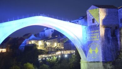 Photo of Stari most u Mostaru osvijetljen bojama zastave Bosne i Hercegovine