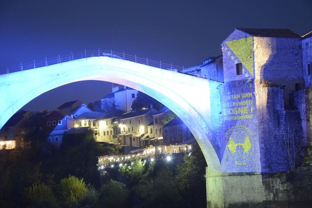 Stari most u Mostaru osvijetljen bojama zastave Bosne i Hercegovine