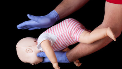 Photo of Prva pomoć za dojenčad u slučaju gušenja i utapanja