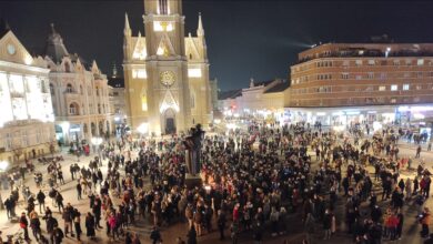 Photo of Stotine Novosađana u centru grada opraštaju se od Balaševića