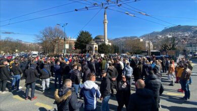 Photo of Ugostitelji nakratko blokirali saobraćaj protiveći se lockdownu za vikend