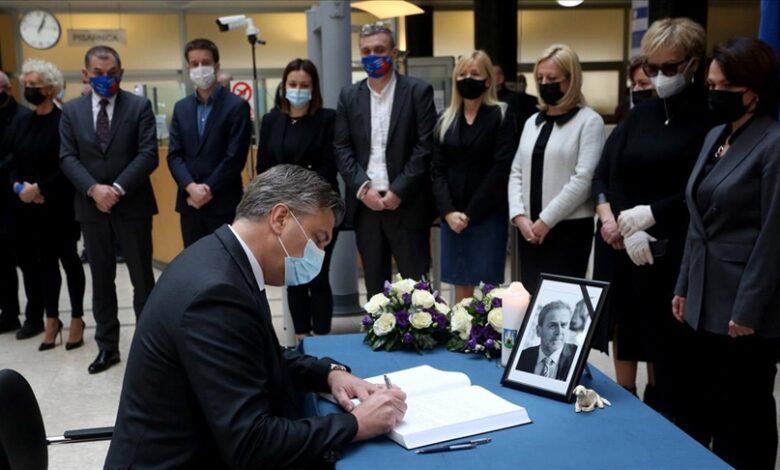 Plenković se upisao u knjigu žalosti povodom smrti Milana Bandića