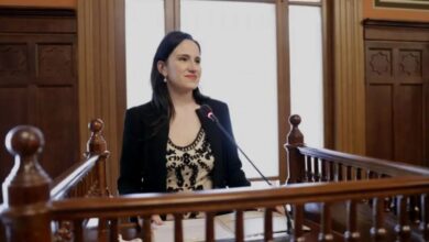 Photo of Jasna poruka gradonačelnice Sarajeva Ljubiši Ćosiću: Dok sam ja tu, ploče se neće skidati, to je nedopustivo!