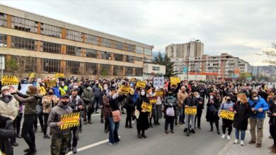 Photo of Više stotina građana Sarajeva pred zgradom Vlade FBiH poručilo: Izašli smo da se borimo za život