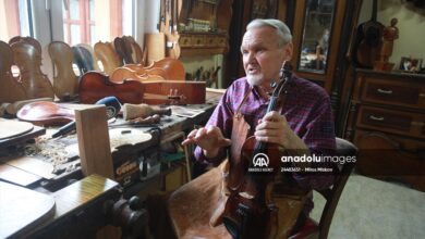 Photo of Spaja porodičnu tradiciju, zanat, umetnost i ljubav: Graditelj violina Jan Nemček iz Kovačice poznat širom sveta