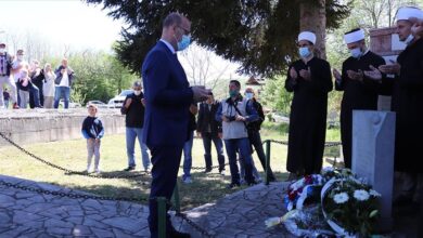 Photo of Nasilje nad vjernicima u džamiji Al-Aksa, kojem svjedočimo u posljednjim danima, mora biti zaustavljeno, poručio je danas Bakir Izetbegović, lider SDA, javlja Anadolu Agency (AA).  “Napadi na vjernike, krvoproliće u posljednjim danima svetog mjeseca ramazana, te izbacivanje Palestinaca iz svojih domova je i napad na vrijednosti na kojima bi trebala počivati moderna civilizacija. Svijet koji sebe smatra civiliziranim ne bi smio ignorisati prizore divljačkih napada na vjernike i otimanje imovine palestinskom narodu”, istakao je Izetbegović.  On je naveo: “Današnji dan u kojem slavimo pobjedu nad fašizmom nas obavezuje da dignemo glas protiv bilo kakvog nasilja i diskriminacije zasnovane na vjerskim, etničkim ili ideološkim razlikama”.  “Svi građani svijeta, pa tako i palestinski narod, imaju pravo da žive u slobodi i sigurnosti, i ne smije se dozvoliti bilo kome da im to osnovno pravo uskraćuje”, naglasio je Bakir Izetbegović.  U petak naveče izraelska policija pokušala je rastjerati vjernike unutar Harem-i šerifa u džamiji Al-Aksa koristeći šok bombe i suzavac.  Palestinski Crveni polumjesec objavio je da je broj povrijeđenih u izraelskom napadu izvedenom u petak u džamiji Al-Aksa, na kapiji Damask u Starom gradu i u distriktu Sheikh Jarrah u Istočnom Al-Qudsu (Istočni Jerusalem) veći od 205.  U intervenciji izraelske policije jučer je povrijeđeno 90 osoba.  Danas, nakon jutarnje molitve, izraelska policija intervenisala je opet, a povrijeđeno je 10 ljudi.  Za muslimane Al-Aksa predstavlja treće najvažnije svetilište, a Jevreji smatraju kako su na tom mjestu nekada postojala dva jevrejska hrama.  Kompleks Al-Akse koji se prostire na 15 posto površine starog jezgra Al-Qudsa nalazi se pod izraelskom okupacijom, a predstavlja tačku spajanja tri najveće religije svijeta.  Nakon Mesdžidul-harema u Mekki i Poslanikove džamije u Medini, Al-Aksa je treće po važnosti mjesto za muslimane.