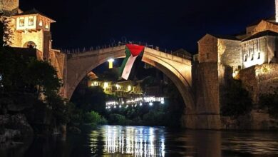 Photo of Mostar: U znak solidarnosti sa palestinskim narodom grupa građana okačila zastavu Palestine na Starom mostu