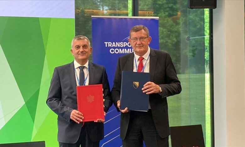 Vojin Mitrović i Mladen Bojanić potpisali Sporazum o izgradnji mosta na rijeci Tari Vojin Mitrović i Mladen Bojanić potpisali Sporazum o izgradnji mosta na rijeci Tari