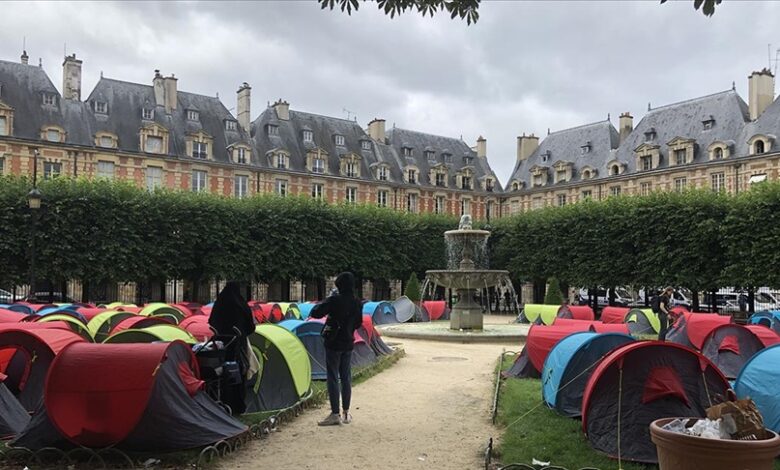 Migranti beskućnici postavili šatore na Trgu Place des Vosges Migranti beskućnici postavili šatore na Trgu Place des Vosges