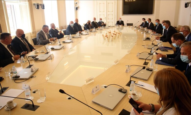 Plenković i ministri održali sastanak s predstavnicima Hrvatskog generalskog zbora Plenković i ministri održali sastanak s predstavnicima Hrvatskog generalskog zbora