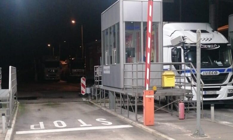 Onemogućen promet teretnih vozila na graničnom prelazu Ličko Petrovo Selo/Izačić Onemogućen promet teretnih vozila na graničnom prelazu Ličko Petrovo Selo/Izačić