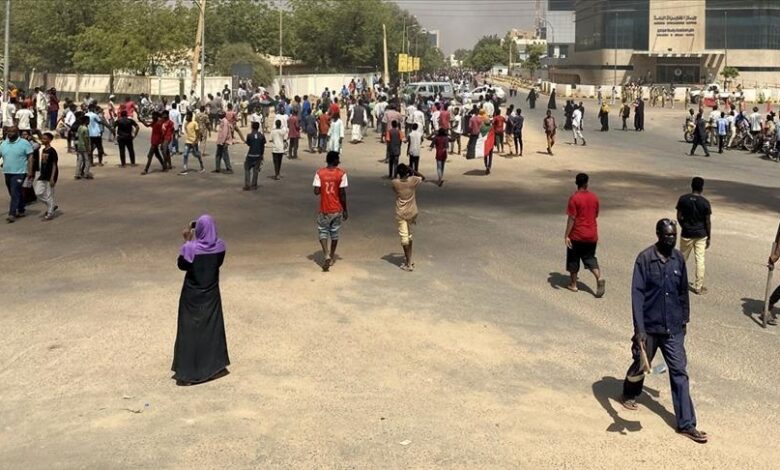 Građani na masovnim protestima traže obnovu tranzicijske civilne vlade