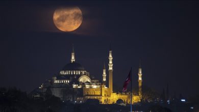 Photo of Pun mjesec iznad džamije Sulejmanija jedne od najpoznatijih znamenitosti Istanbula