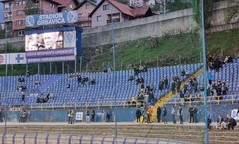 Otvorene kapije stadiona Grbavica, navijači odaju počast Ivici Osimu Otvorene kapije stadiona Grbavica, navijači odaju počast Ivici Osimu