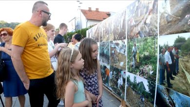 Photo of BiH: Na Trgu slobode u Tuzli otvorena izložba “Grobnice – dokaz genocida u Srebrenici“