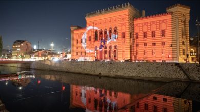 Photo of Turska zastava na sarajevskoj Vijećnici povodom Dana Republike Turkiye