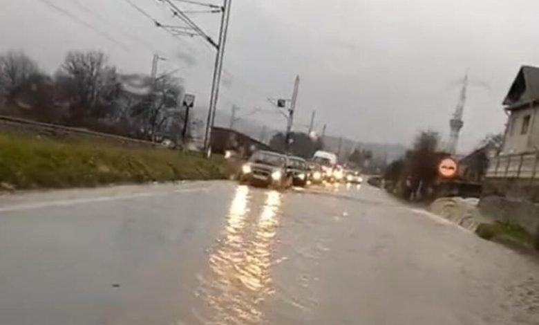 BiH: Obustave saobraćaja na više puteva zbog poplava i saobraćajne nesreće