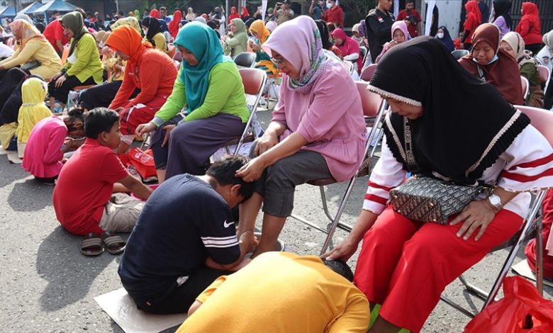 Indonezija: Pranje nogu majkama povodom Majčinog dana