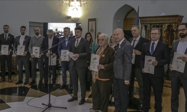 Fondacija "Cvijet Srebrenice“ uručila stipendije za 42 učenika i studenata iz Srebrenice Fondacija "Cvijet Srebrenice“ uručila stipendije za 42 učenika i studenata iz Srebrenice