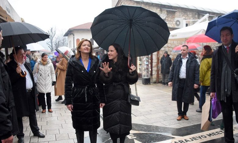 Tanja Fajon s gradonačelnicom Karić prošetala Baščaršijom: Srdačni susreti s građanima i zanatlijama
