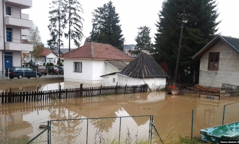 Srbija: Zbog izlivanja reke Grabovice u Sjenici proglašena vanredna situacija