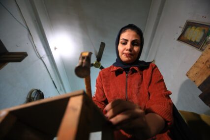 Tridesetogodišnja Nur jedina žena koja radi kao profesionalni stolar u Iraku