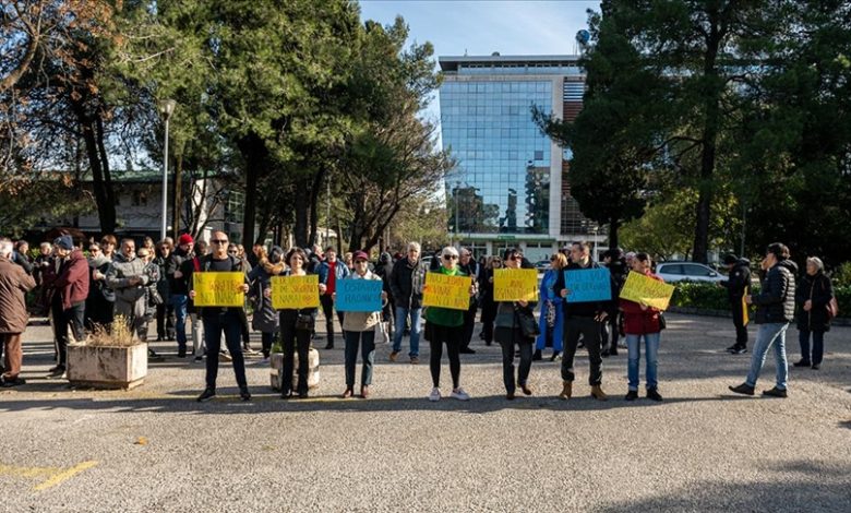 Građani protestovali ispred RTCG-a u Podgorici: Imamo pravo da se izražavamo na svom jeziku 
 Građani protestovali ispred RTCG-a u Podgorici: Imamo pravo da se izražavamo na svom jeziku