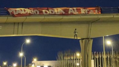 Photo of Uoči madridskog derbija: Navijači Atletica na mostu objesili lutku s likom i dresom Realovog fudbalera Vinicijusa Jr