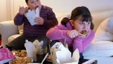 Photo of Zašto je opasno dopustiti djeci da jedu ispred ekrana?