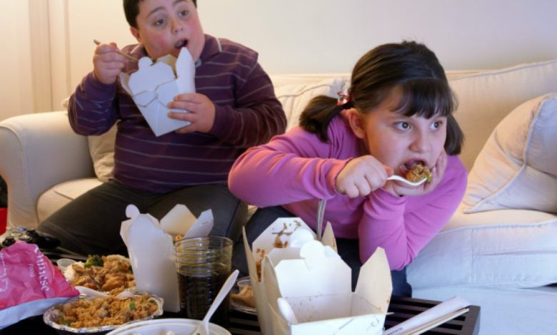 Zašto je opasno dopustiti djeci da jedu ispred ekrana?
