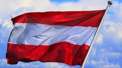 Photo of Austrija: Radikalni desničari postavili rasistički transparent na zgradu škole u Beču
