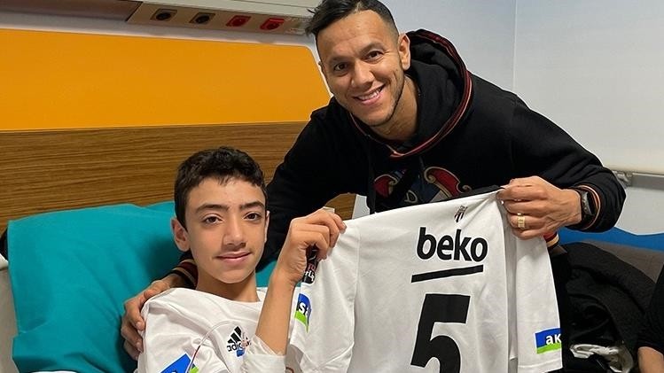 Fudbaler Besiktasa Josef de Souza posjetio dječaka Ardu spašenog 128 sati nakon zemljotresa, poklonio mu dres