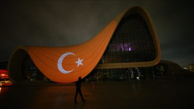 Photo of Baku: Centar "Heydar Aliyev" u bojama turske zastave 
                            
                                Baku: Centar "Heydar Aliyev" u bojama turske zastave