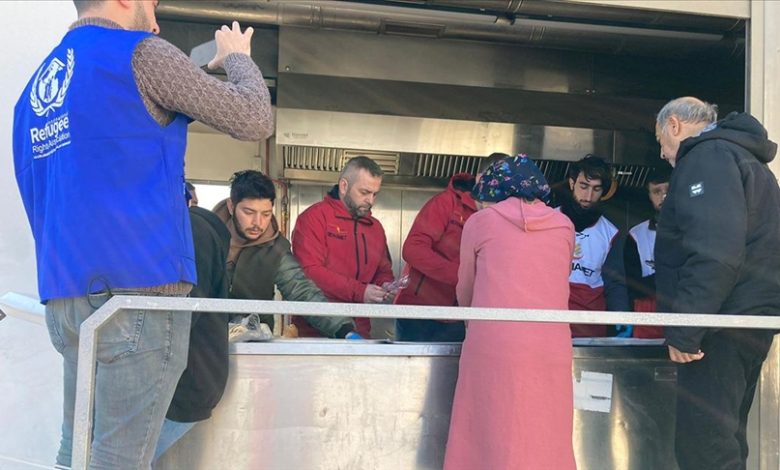 Ekipe "Mehameta" dijele obroke u zemljotresom razorenim regijama na jugu Turkiye Ekipe "Mehameta" dijele obroke u zemljotresom razorenim regijama na jugu Turkiye