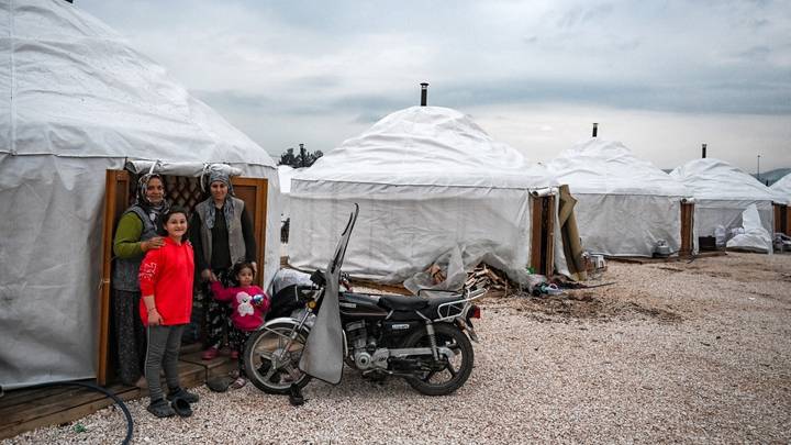 Turkiye: Žrtve zemljotresa u kampu pokušavaju zaboraviti teške dane