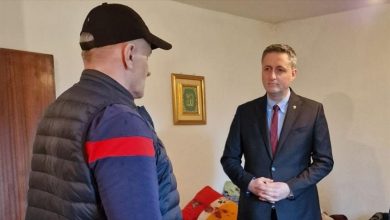 Photo of Bećirović razgovarao sa povratnicima i porodicom napadnutog bračnog para u naselju Omeragići kod Višegrada