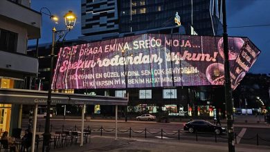 Photo of Romantična poruka na displeju u centru Sarajeva: Turčin na originalan način čestitao rođendan supruzi Emini