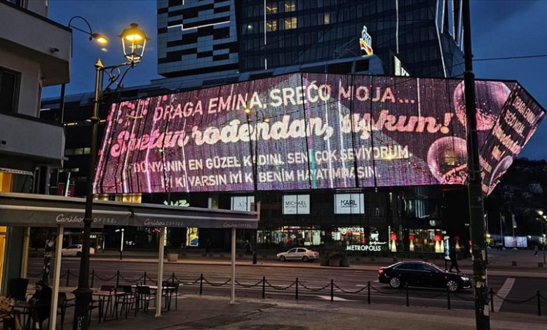 Romantična poruka na displeju u centru Sarajeva: Turčin na originalan način čestitao rođendan supruzi Emini Romantična poruka na displeju u centru Sarajeva: Turčin na originalan način čestitao rođendan supruzi Emini