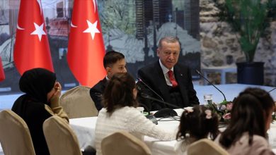 Photo of Erdogan fotelju predsjednika prepustio dječaku iz zemljotresom razorenog Hataya
