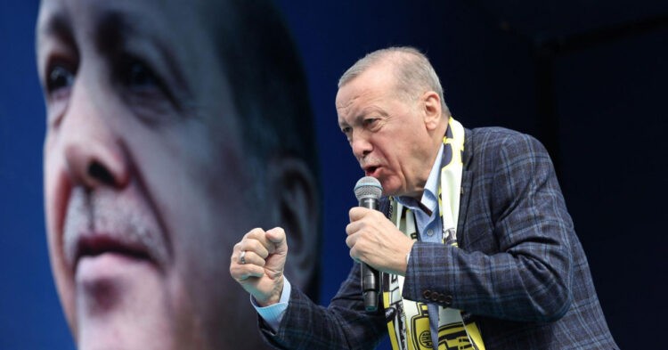 Ankete mu predviđale pad, ali Erdogan u drugi krug ulazi kao favorit