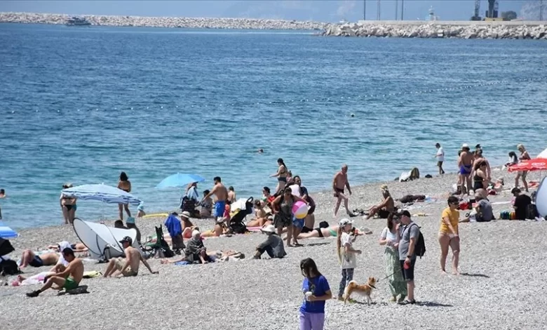 Turkiye: Turisti uživaju u lijepom vremenu na plažama Antalije
