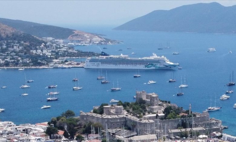 Kruzer "Norwegian Jade" uplovio u luku Bodrum u Turkiye Kruzer "Norwegian Jade" uplovio u luku Bodrum u Turkiye