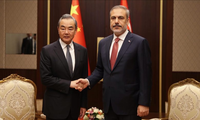 Turski ministar vanjskih poslova Fidan razgovarao sa kineskim kolegom Wangom 
 Turski ministar vanjskih poslova Fidan razgovarao sa kineskim kolegom Wangom