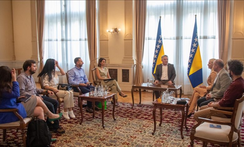 BiH: Komšić ugostio dobitnike novinarske nagrade "Nino Ćatić" i predstavnike Udruženja "Biti novinar" iz Tuzle BiH: Komšić ugostio dobitnike novinarske nagrade "Nino Ćatić" i predstavnike Udruženja "Biti novinar" iz Tuzle