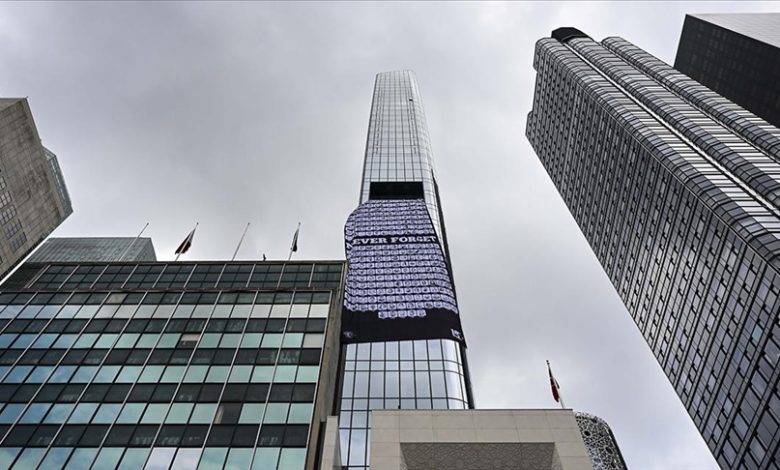 Povodom sedme godišnjice pokušaja puča: Fotografije i imena žrtava na platnu na Turskoj kući u New Yorku