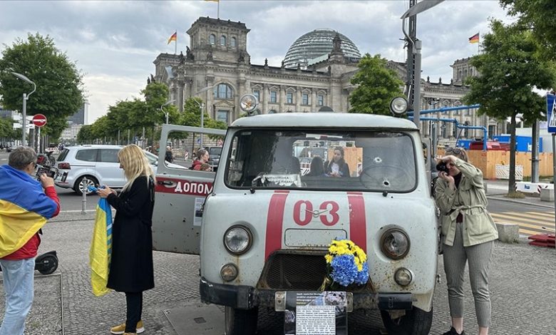 Njemačka: Ispred Bundestaga izloženo vozilo hitne pomoći oštećeno u ratu u Ukrajini 
 Njemačka: Ispred Bundestaga izloženo vozilo hitne pomoći oštećeno u ratu u Ukrajini
