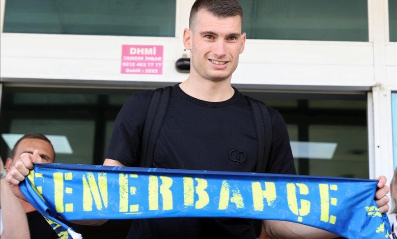 Transfer u Fenerbahce: Livaković doputovao u Istanbul