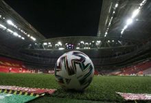 Photo of Derbi Ajax-Feyenoord prekinut, navijači bacili baklje na teren