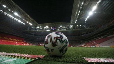 Photo of Derbi Ajax-Feyenoord prekinut, navijači bacili baklje na teren