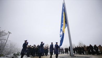 Photo of Podizanjem zastave na Humu i polaganjem cvijeća na spomen-obilježjima u Sarajevu obilježen Dan državnosti BiH